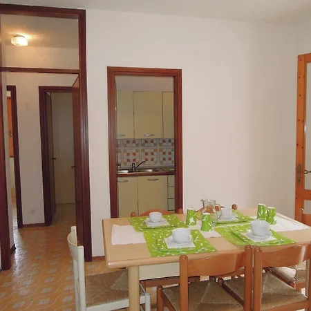 Cozy Flat With Private Garden Next To The Sea Apartman