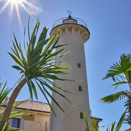 Apartman Cozy Flat With Private Garden Next To The Sea
