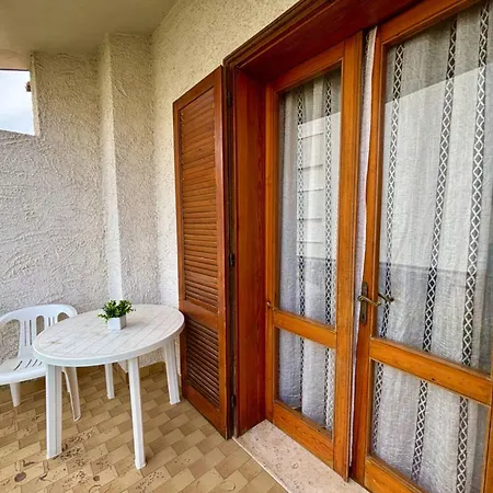 Cozy Flat With Private Garden Next To The Sea Apartman