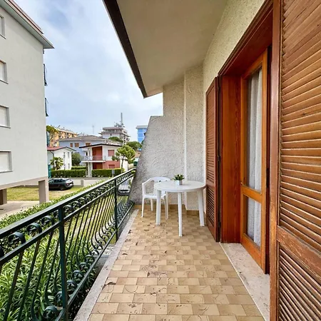 Apartman Cozy Flat With Private Garden Next To The Sea