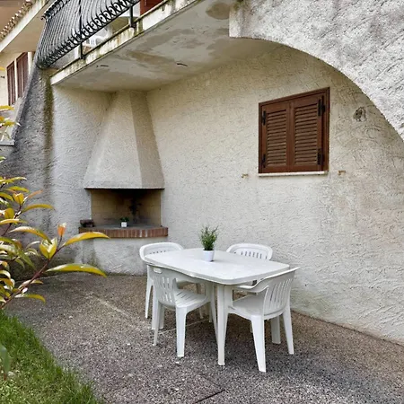 Cozy Flat With Private Garden Next To The Sea Apartament