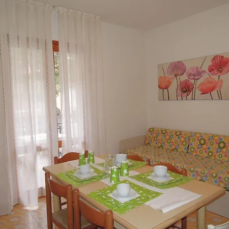 Apartman Cozy Flat With Private Garden Next To The Sea