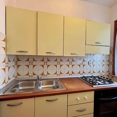 Apartman Cozy Flat With Private Garden Next To The Sea